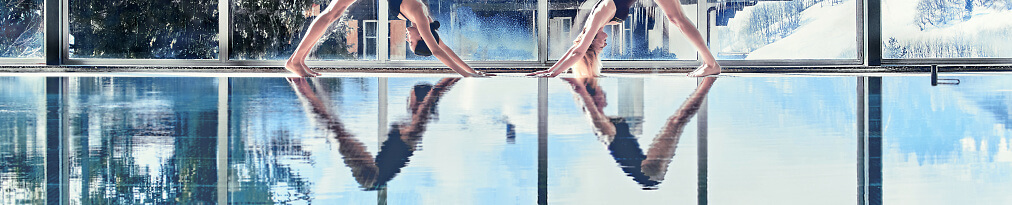 Leukerbad indoor pool 2 femmes yoga